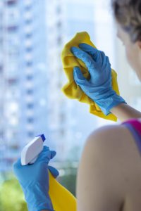 una-donna-sta-lavando-le-finestre-con-un-detergente_8119-1132