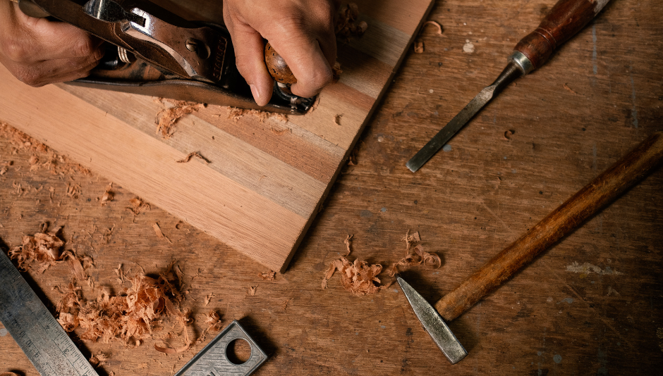 Un artigiano che lavora il legno