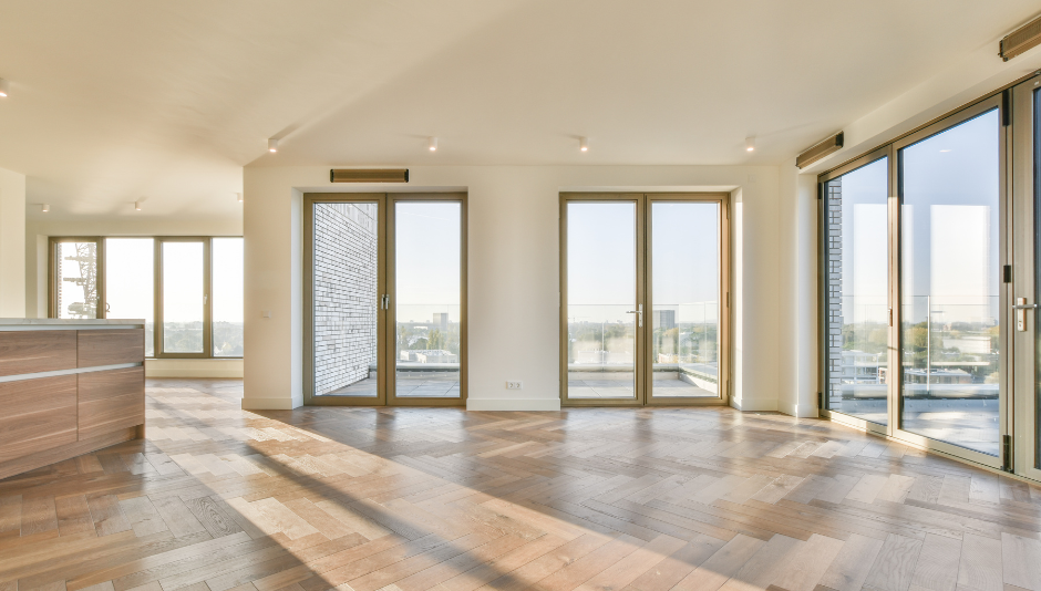 Sala luminosa con serramenti a finestra battente