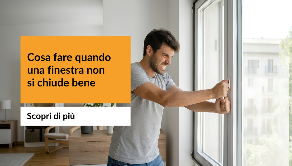 Uomo che prova a chiudere una finestra con forza